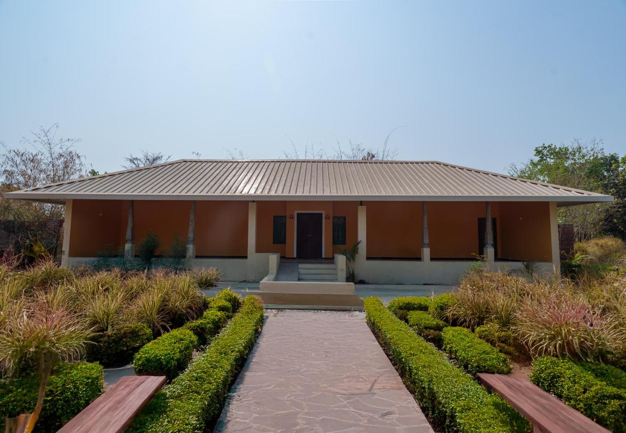 Farm stay Nehamrit Farmstays With Pool, Near Malshej Ghat *